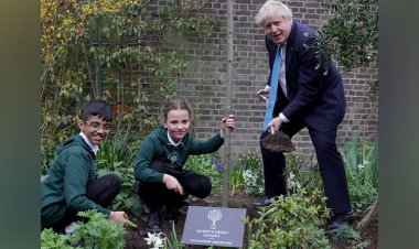 Boris Johnson, ilkokul çocuklarıyla ağaç dikti