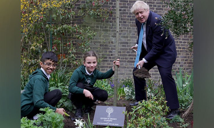 Boris Johnson, ilkokul çocuklarıyla ağaç dikti